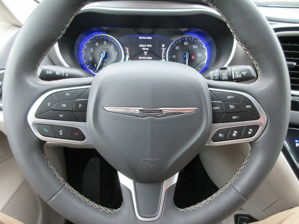 Used 2023 Chrysler Pacifica Touring-L image 24