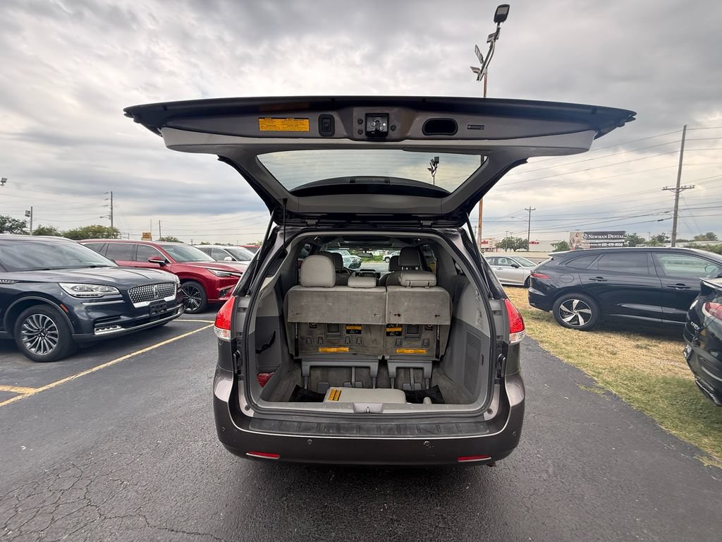 Used 2014 Toyota Sienna XLE w/ XLE Premium Package FWD image 5