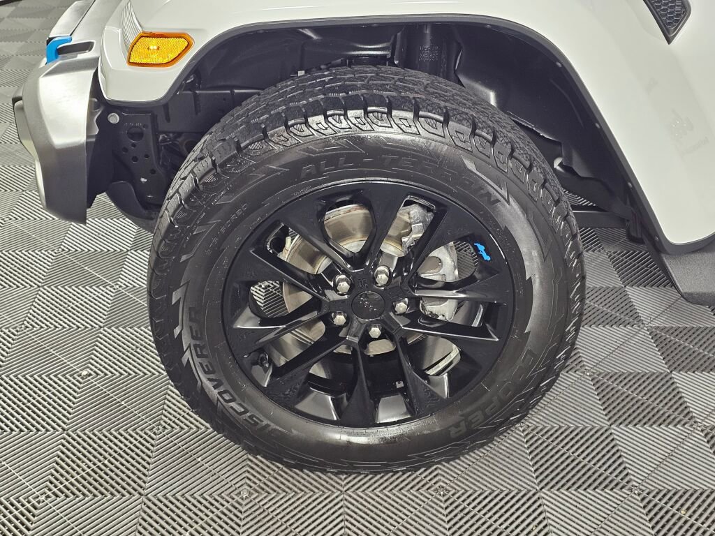 Used 2023 Jeep Wrangler Unlimited Sahara w/ Cold Weather Group AWD/4WD image 11
