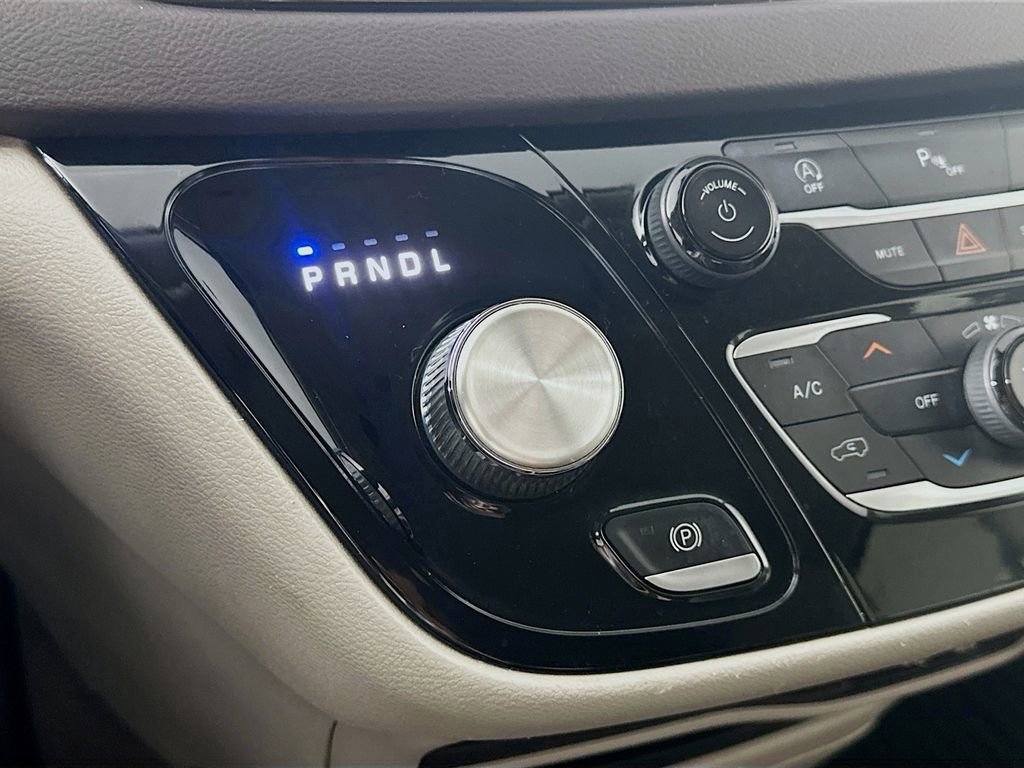 Used 2020 Chrysler Pacifica Touring image 16