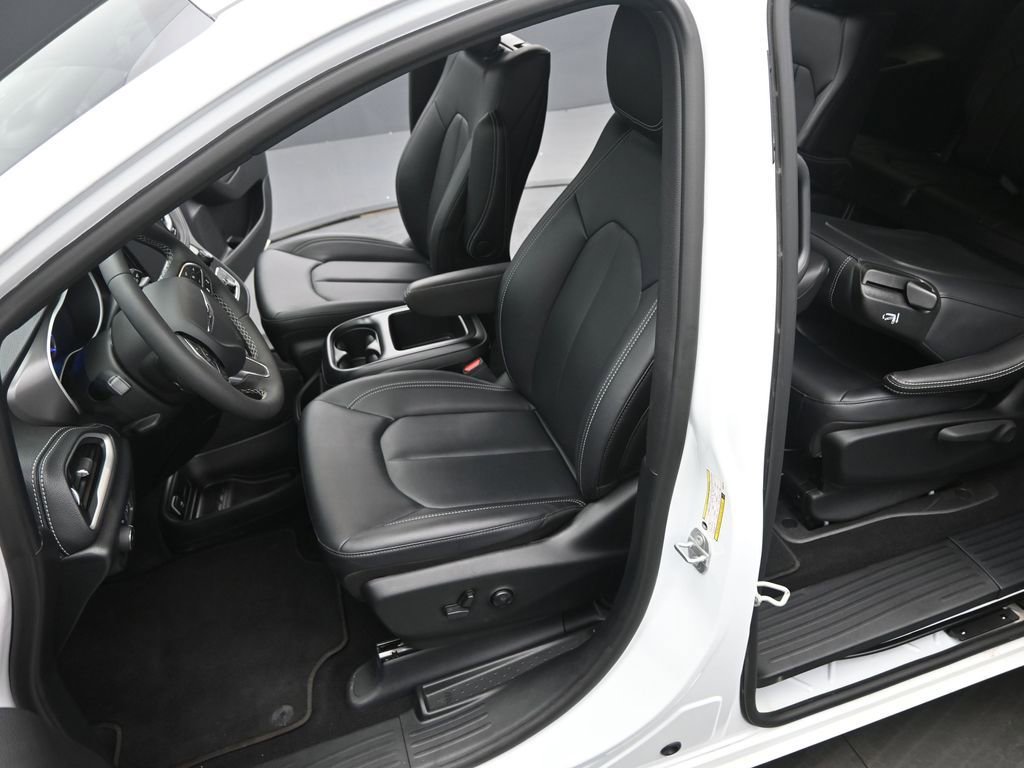 Used 2025 Chrysler Pacifica Select w/ Uconnect Theater Family Group image 11