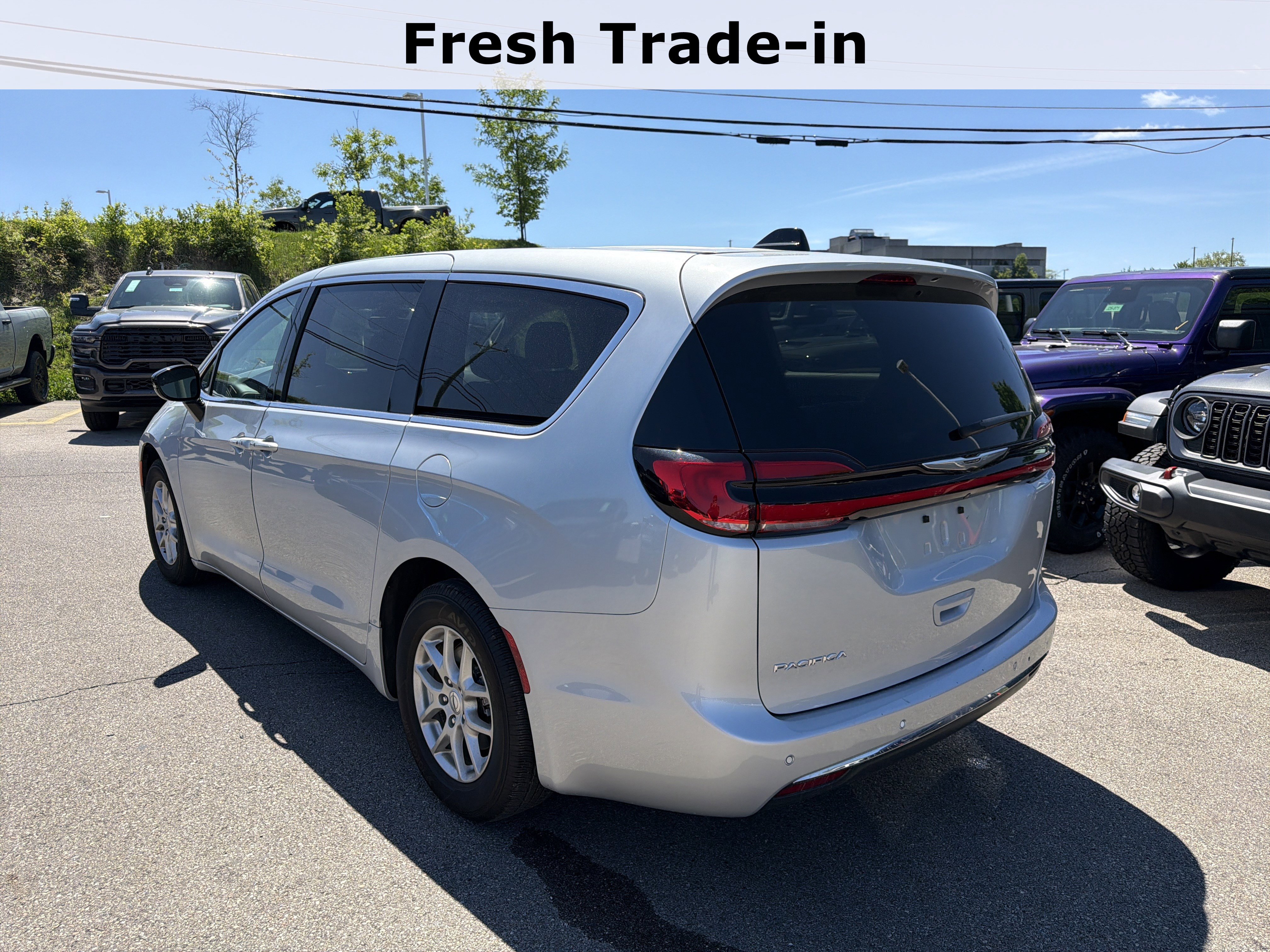 Used 2024 Chrysler Pacifica Touring-L FWD image 9