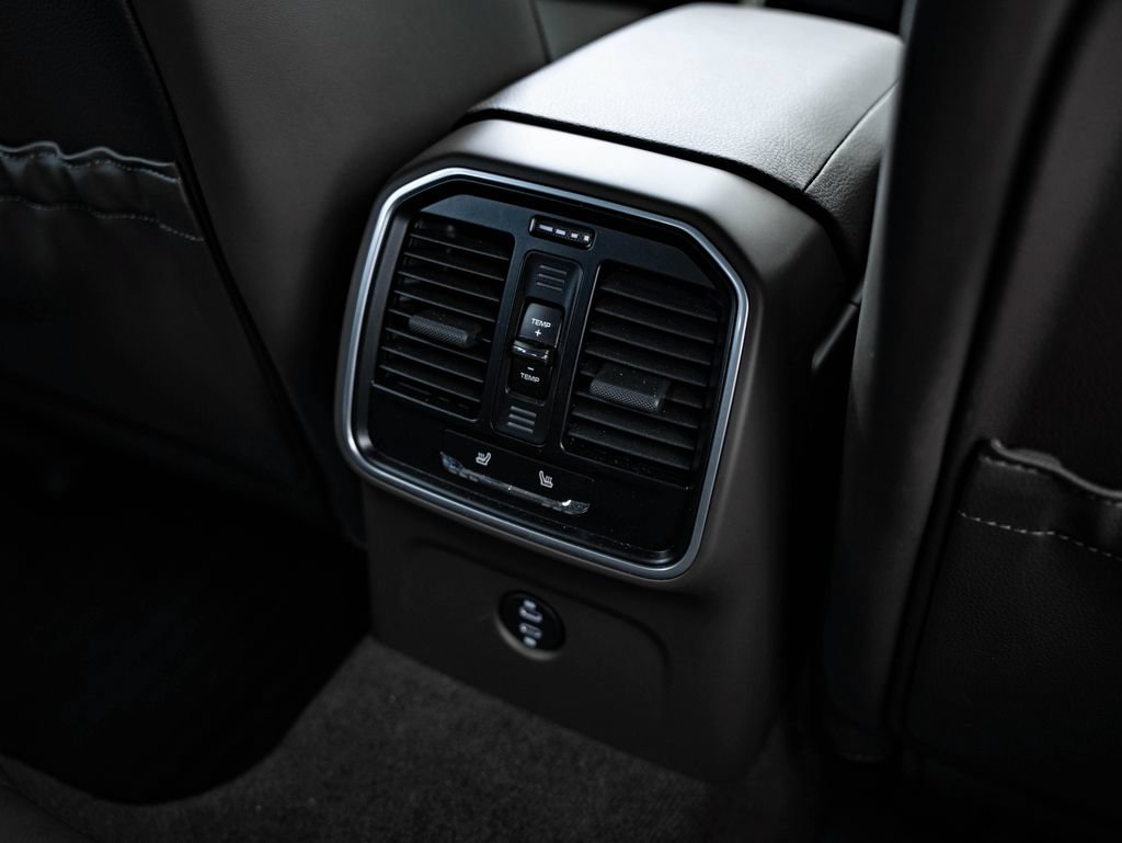 Certified 2025 Porsche Macan AWD/4WD image 45