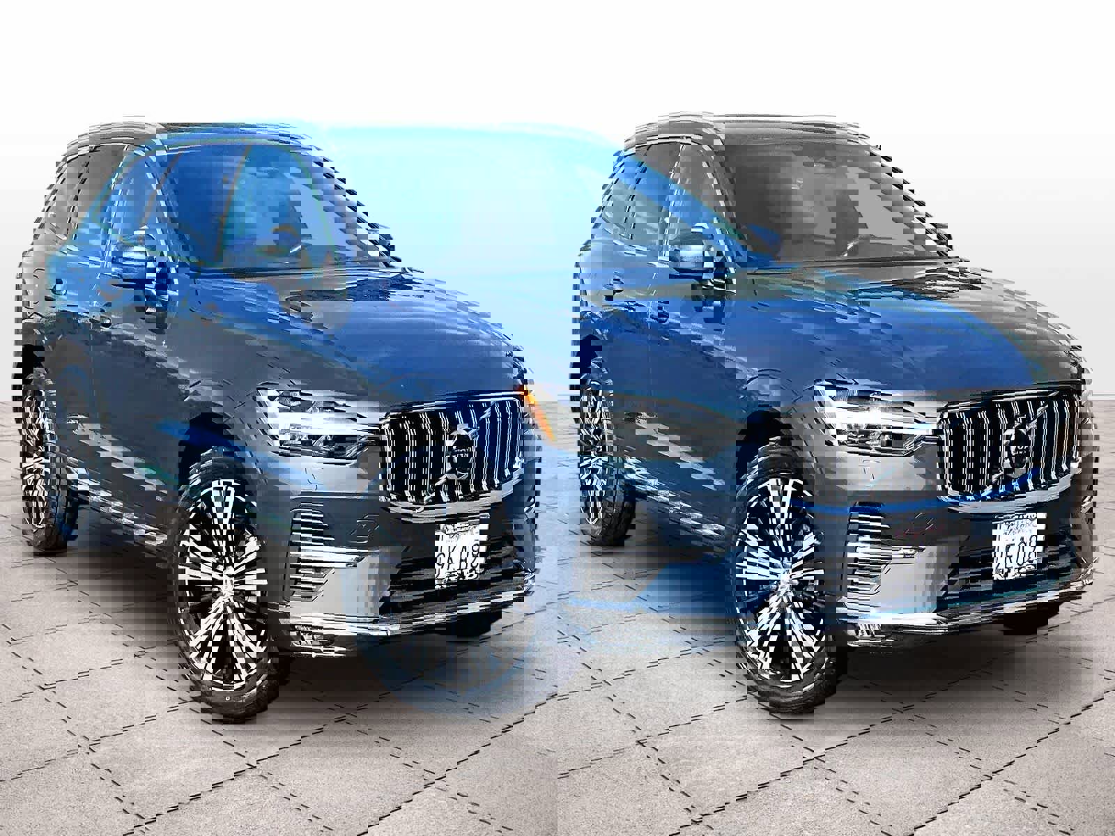 Used 2023 Volvo XC60 B5 Ultimate w/ Protection Package Premier image 2