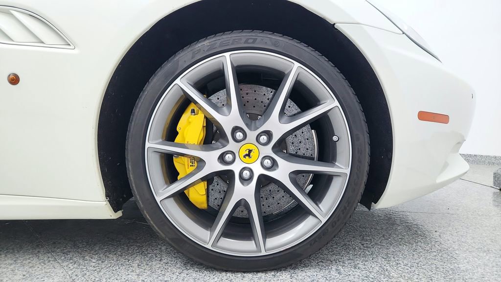 Used 2014 Ferrari California image 14
