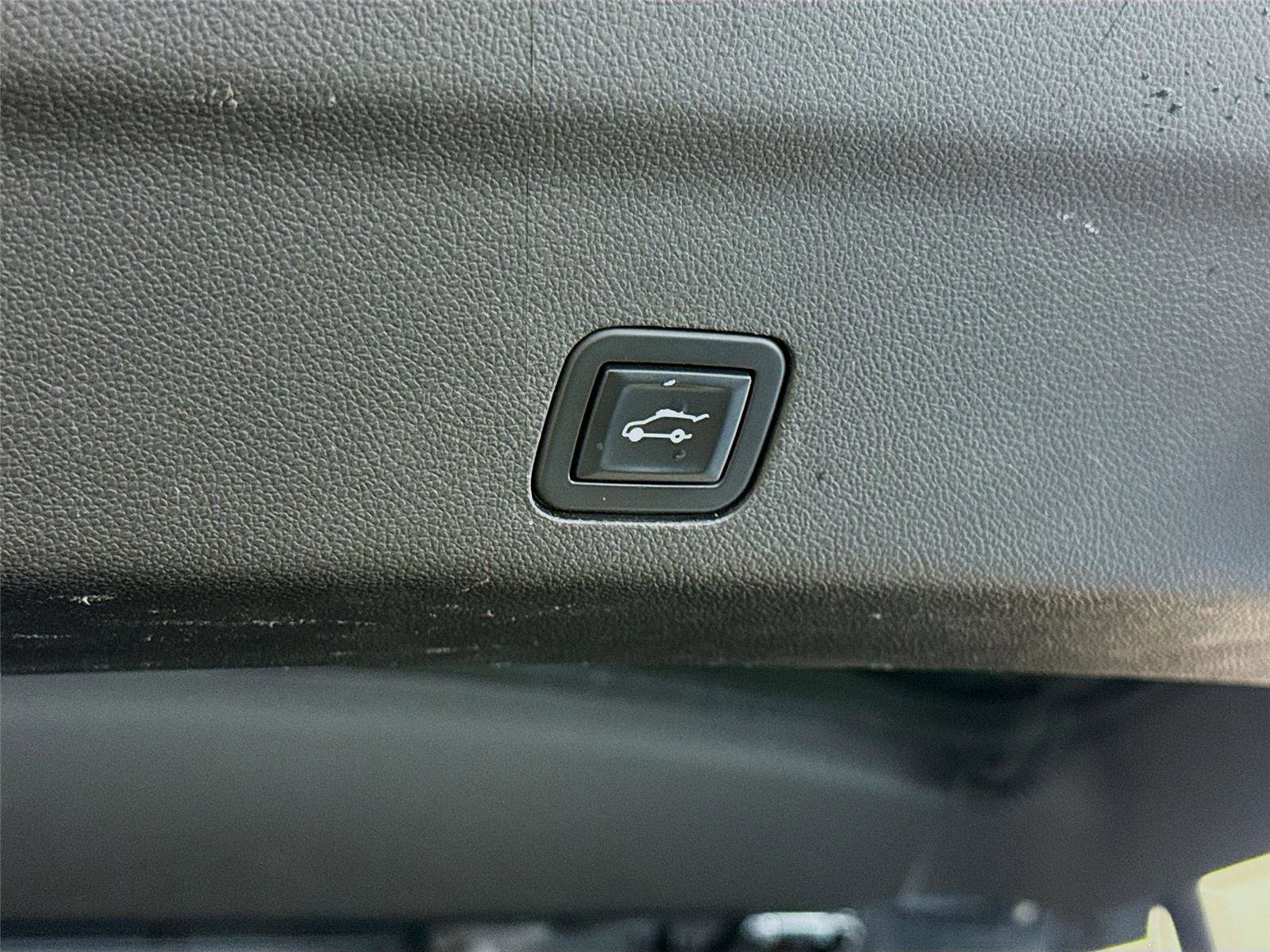 Used 2021 Chevrolet Tahoe Z71 w/ Luxury Package AWD/4WD image 22