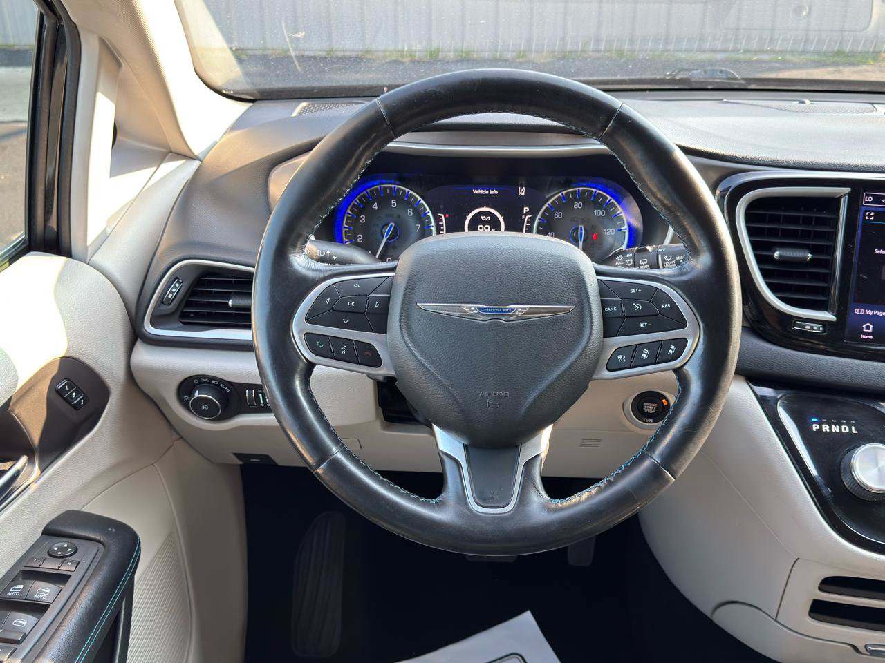 Used 2021 Chrysler Pacifica Touring-L FWD image 17