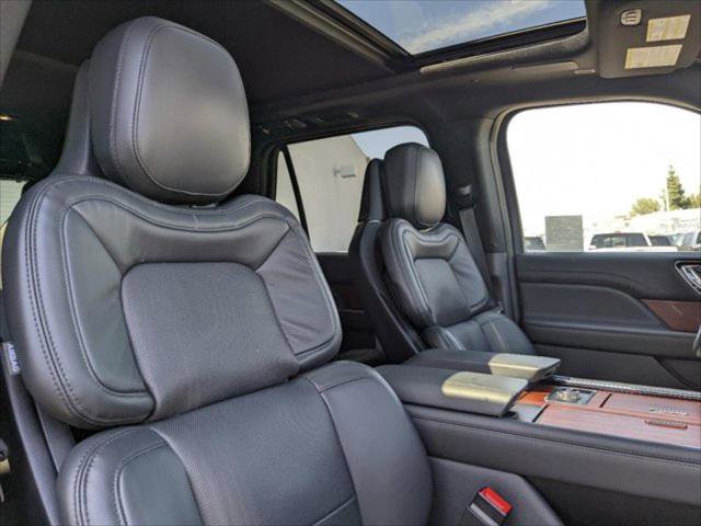 Used 2023 Lincoln Navigator Reserve image 32