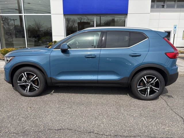 Used 2025 Volvo XC40 B5 Core image 2
