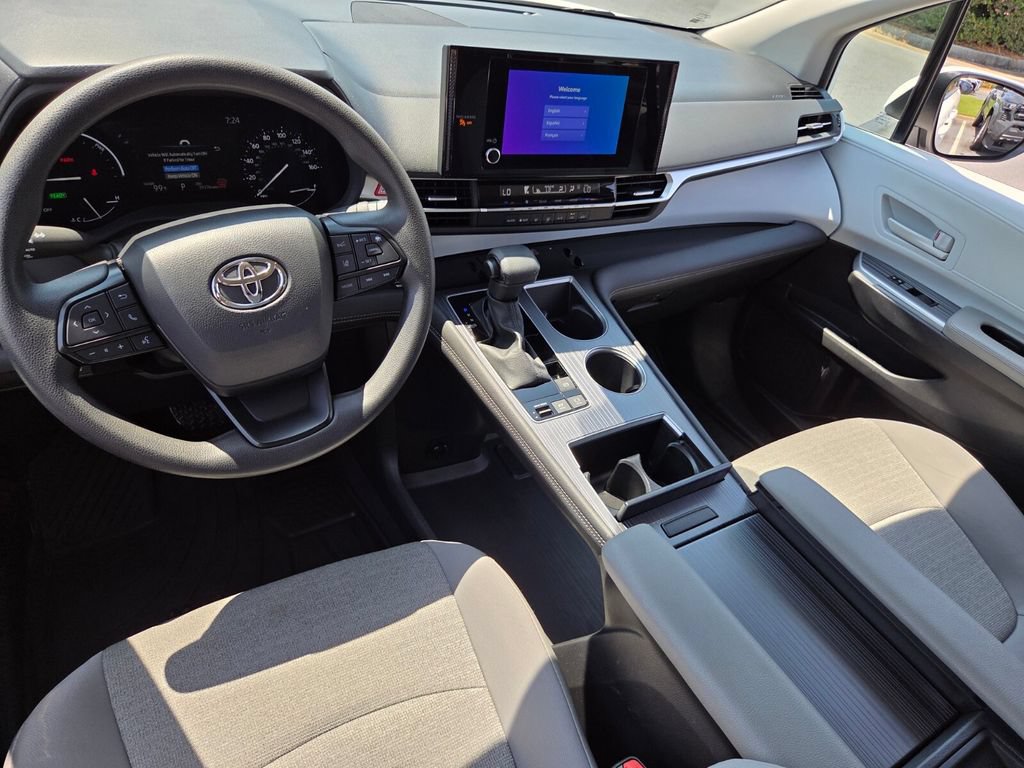 Certified 2025 Toyota Sienna LE FWD image 8