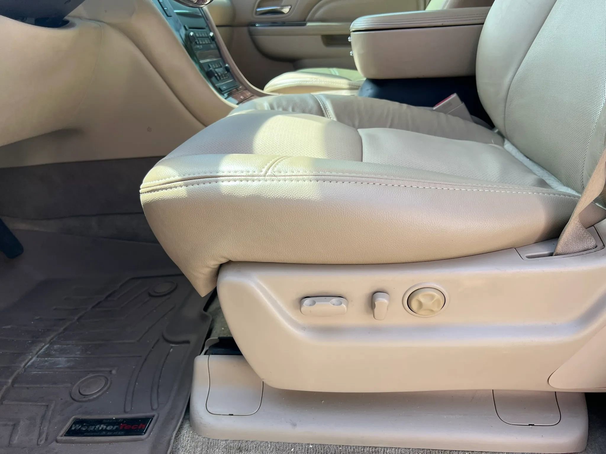 Used 2014 Cadillac Escalade ESV Luxury AWD/4WD image 24