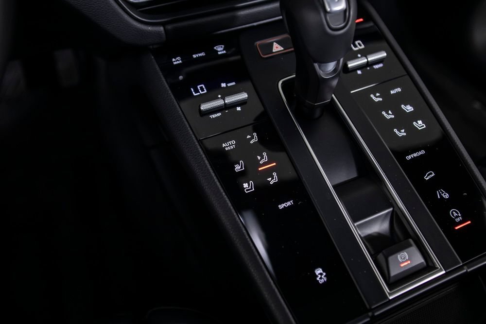 Used 2024 Porsche Macan AWD/4WD image 32