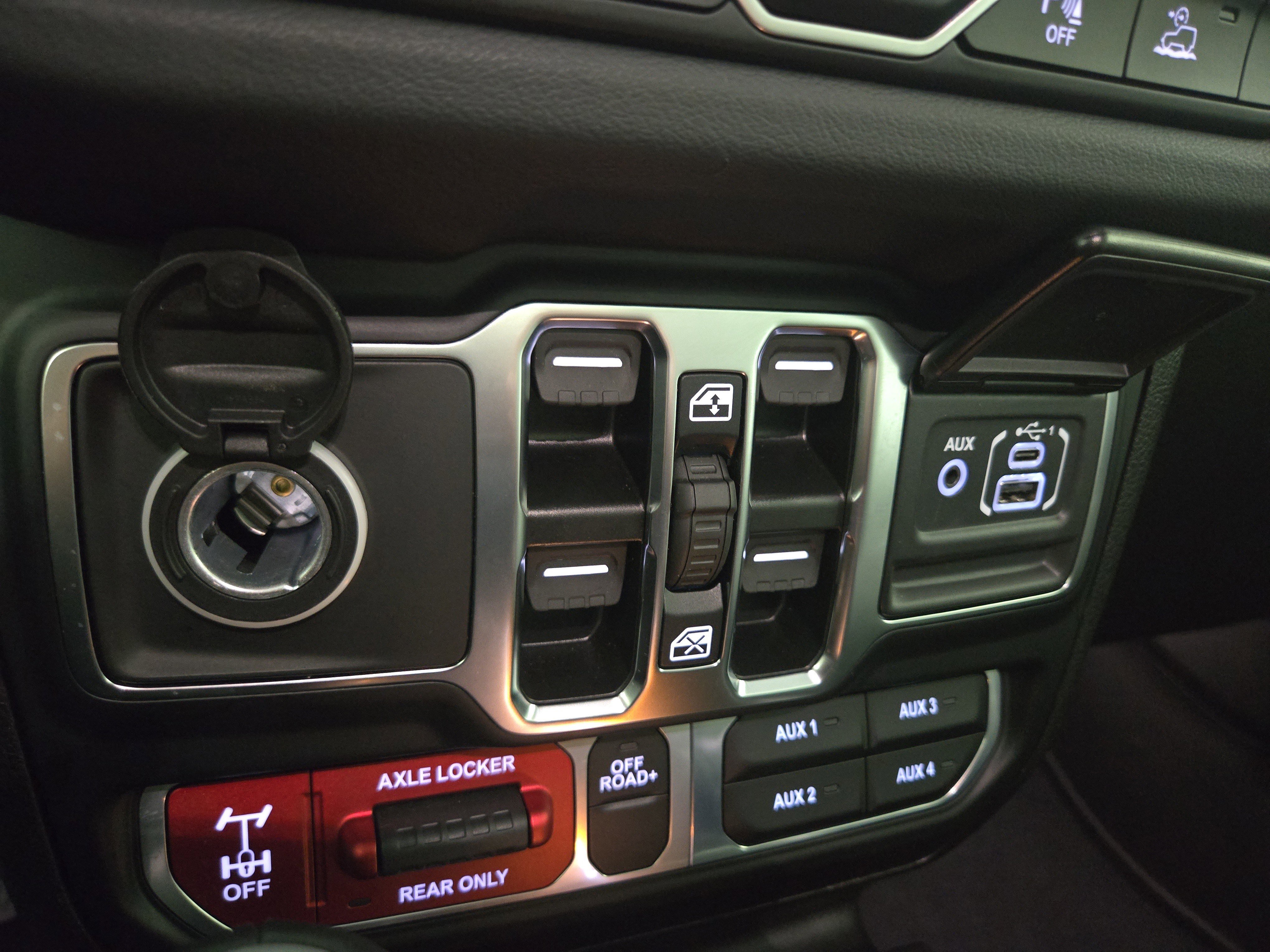 Certified 2024 Jeep Gladiator Mojave AWD/4WD image 28
