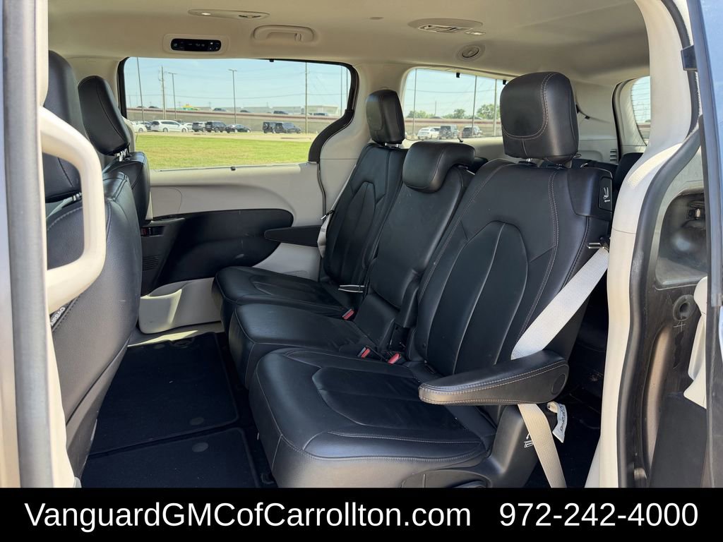 Used 2017 Chrysler Pacifica Touring-L FWD image 31
