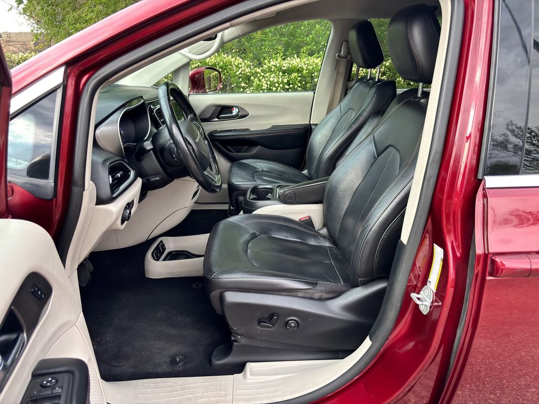 Used 2020 Chrysler Pacifica Touring-L FWD image 12