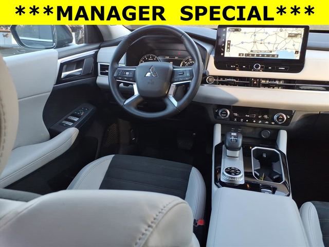 Used 2025 Mitsubishi Outlander SE image 4