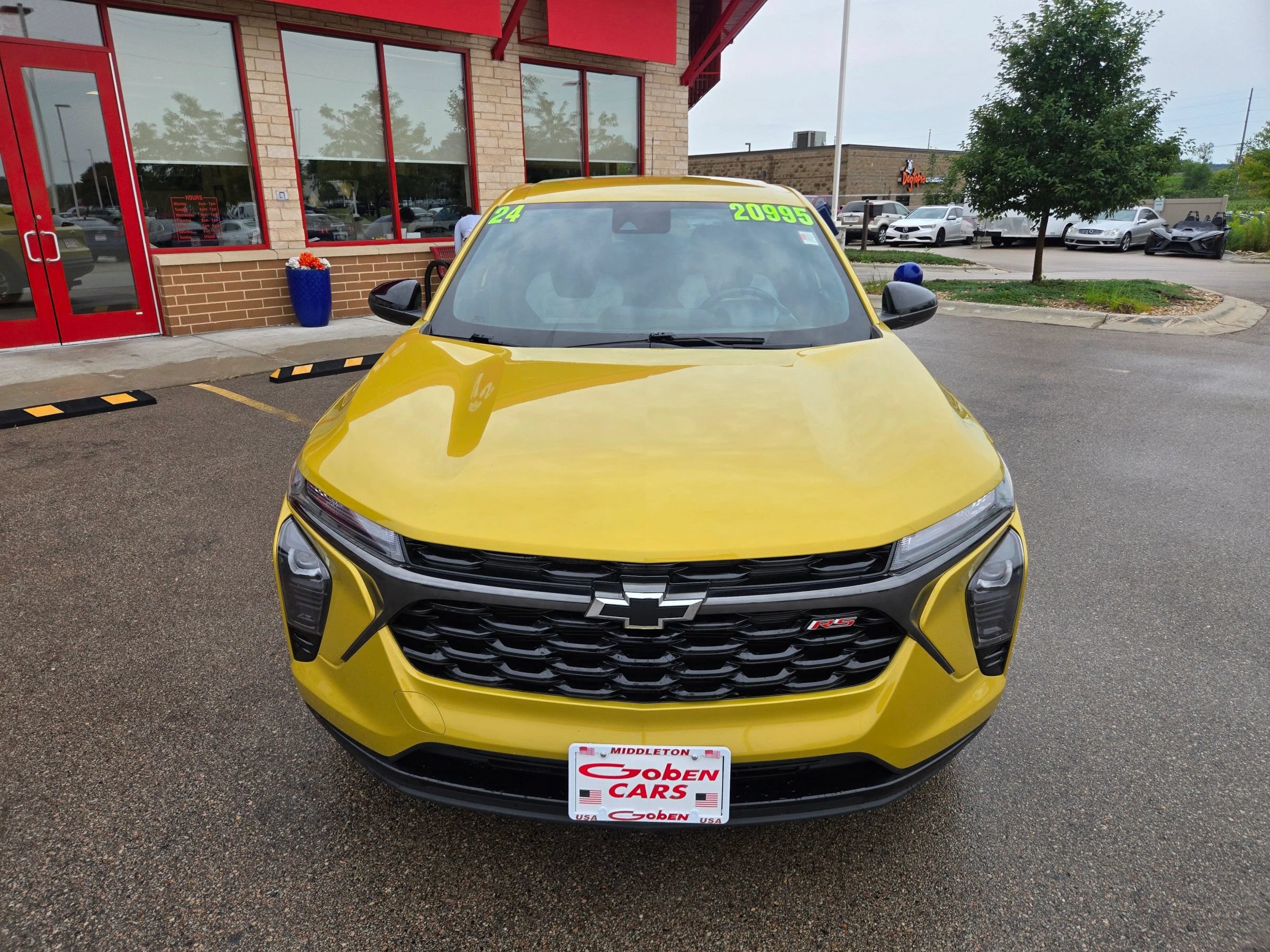 Used 2024 Chevrolet Trax RS FWD image 2