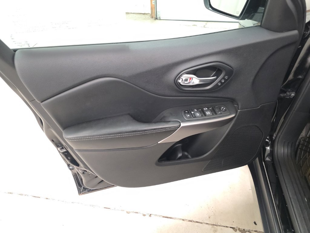 Used 2022 Jeep Cherokee Limited AWD/4WD image 11