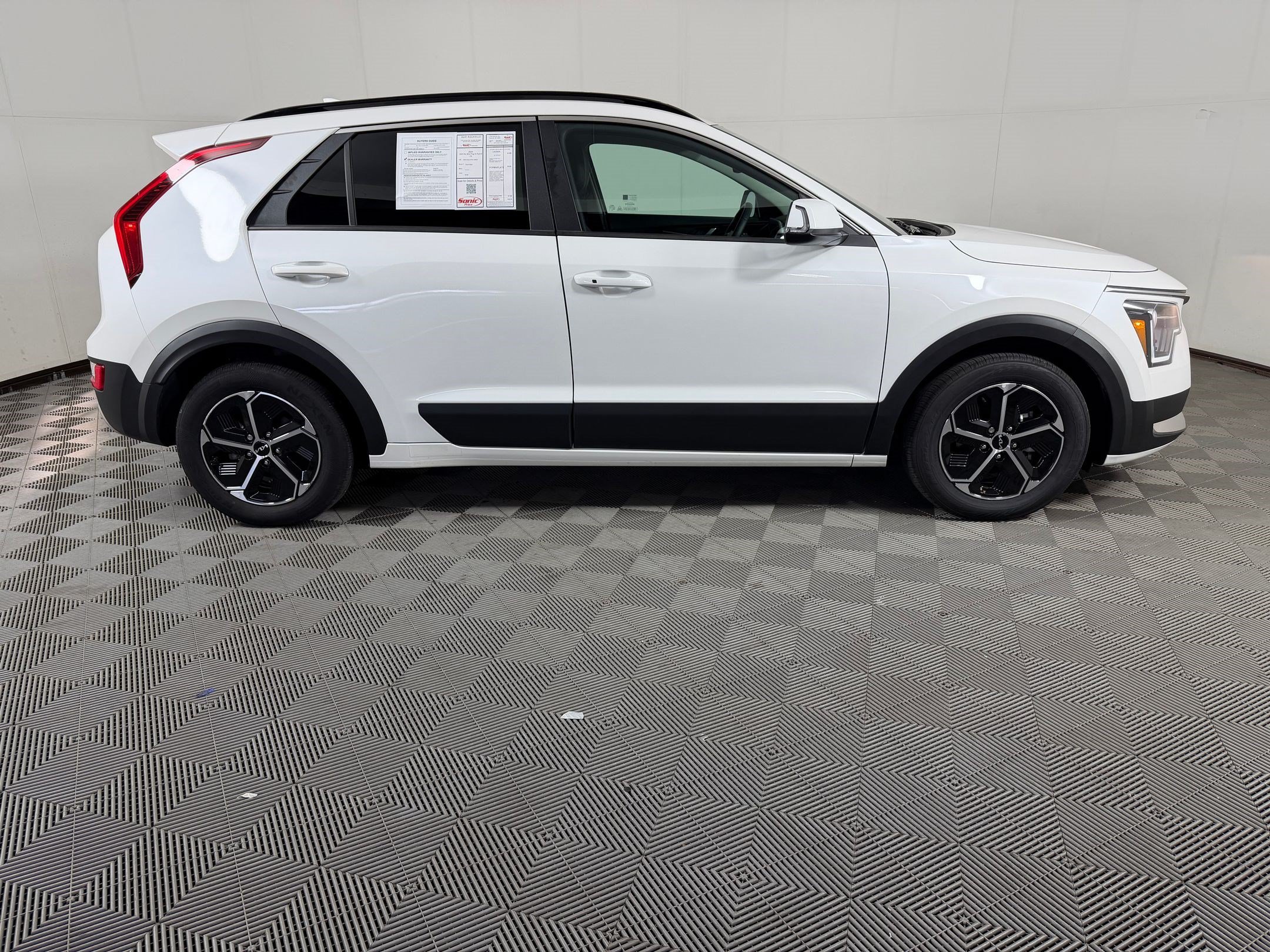 Used 2024 Kia Niro EX w/ EX Cold Weather Package FWD image 8