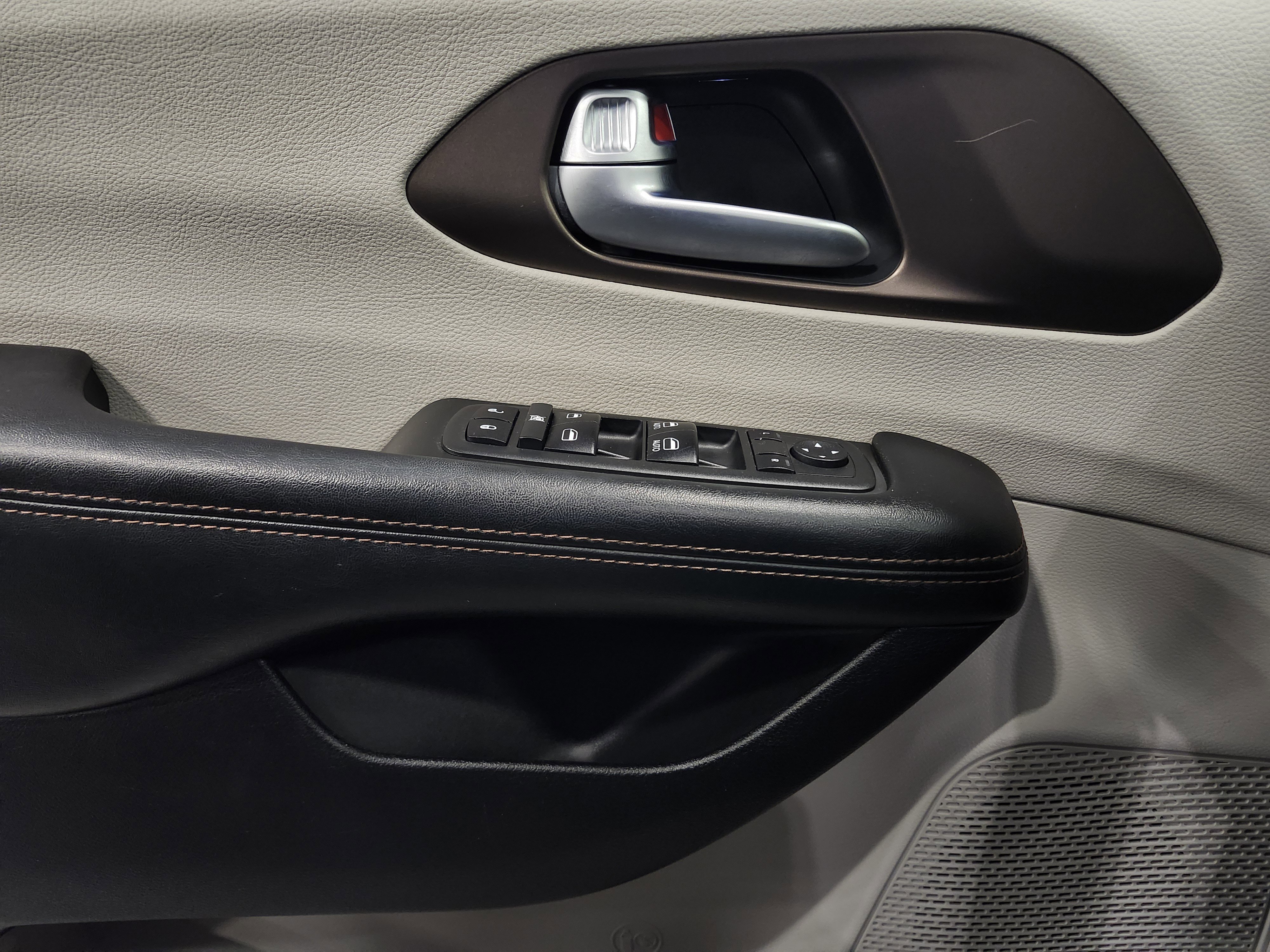 Used 2017 Chrysler Pacifica Touring w/ Tire & Wheel Group image 16