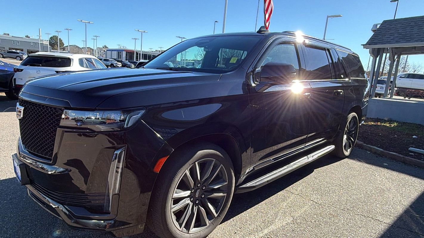 Used 2024 Cadillac Escalade ESV Sport w/ Touring Package image 3