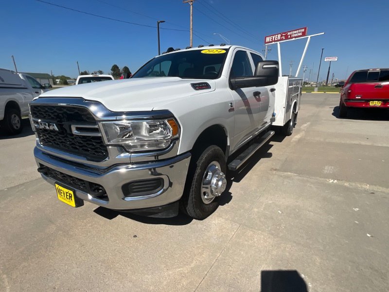 Used 2024 RAM 3500 Tradesman w/ Chrome Appearance Group AWD/4WD image 4