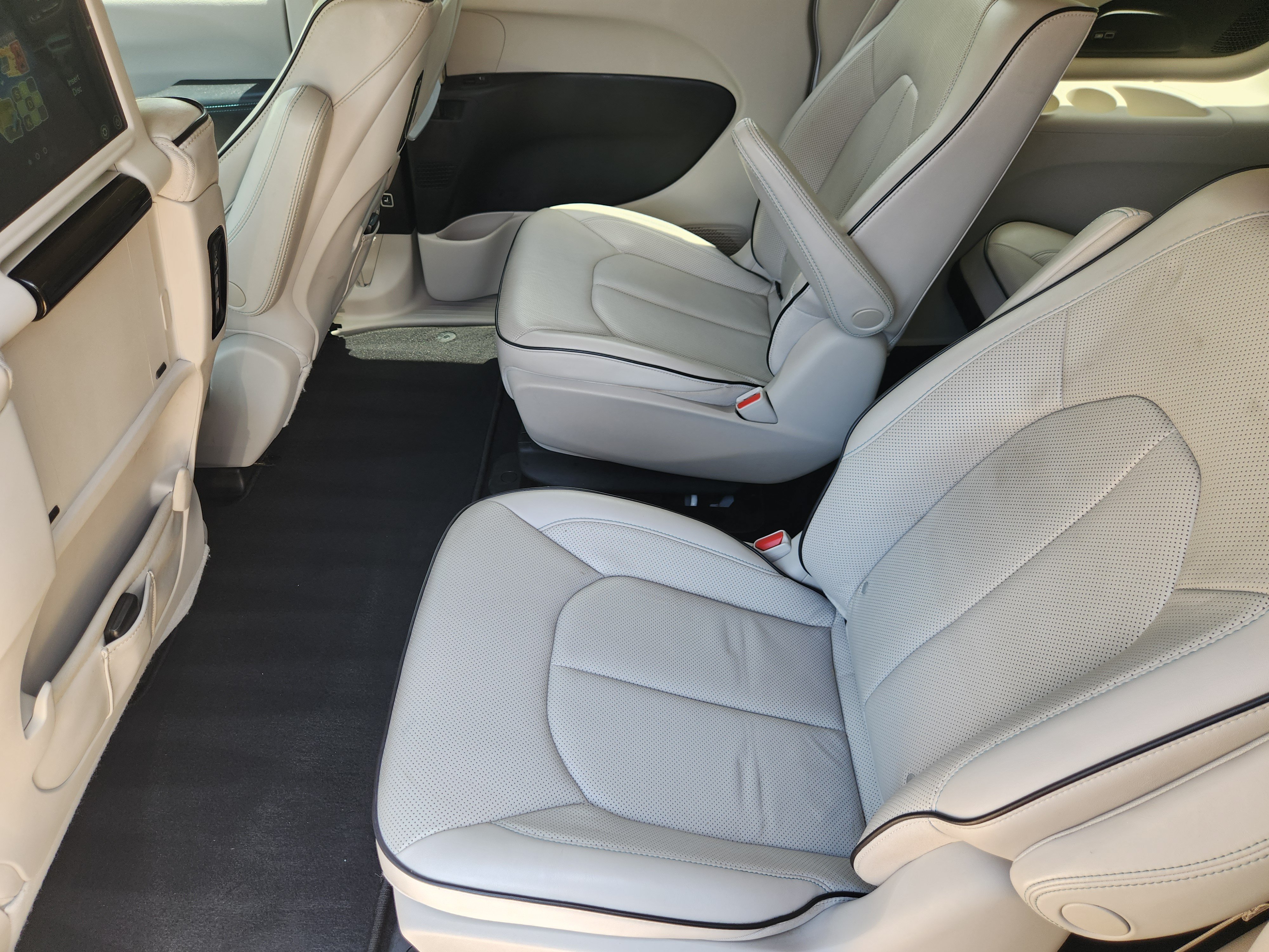 Used 2020 Chrysler Pacifica Limited w/ Advanced Safetytec Group FWD image 21
