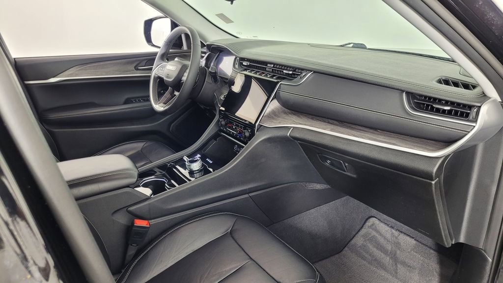 Used 2023 Jeep Grand Cherokee Limited w/ Black Appearance Package image 35