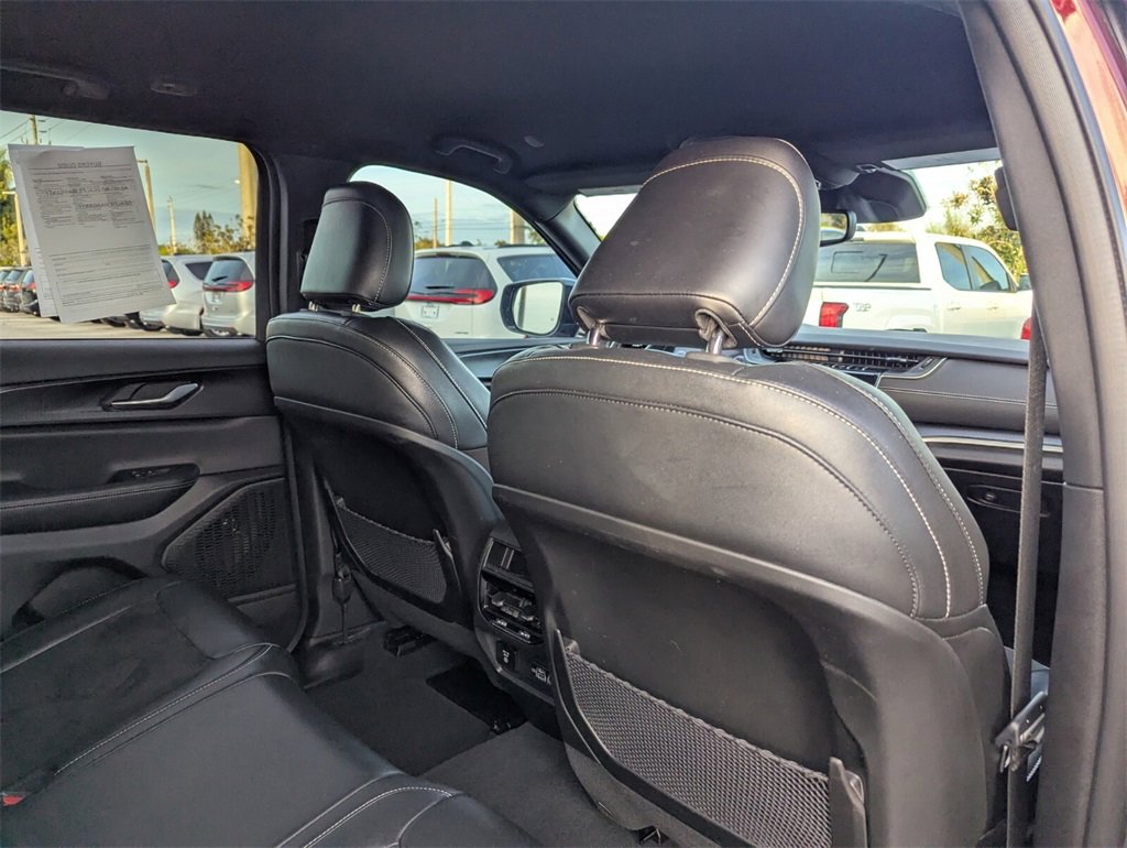 Used 2024 Jeep Grand Cherokee Altitude image 12