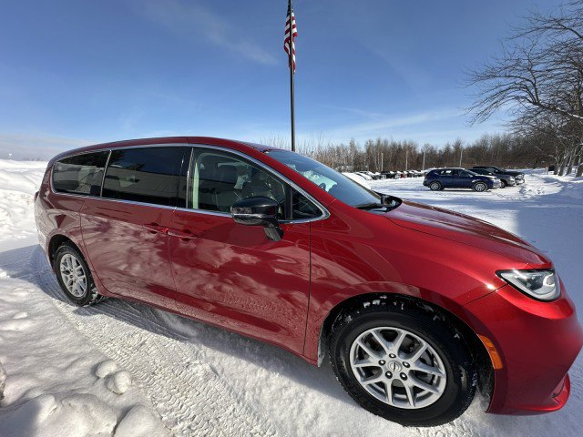 Used 2024 Chrysler Pacifica Touring-L image 9