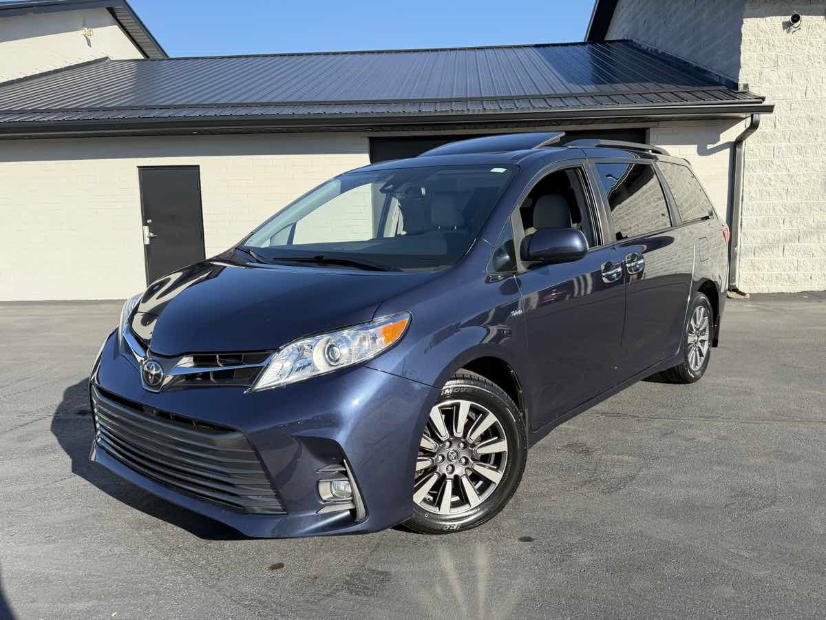 Used 2020 Toyota Sienna XLE Premium AWD/4WD image 2