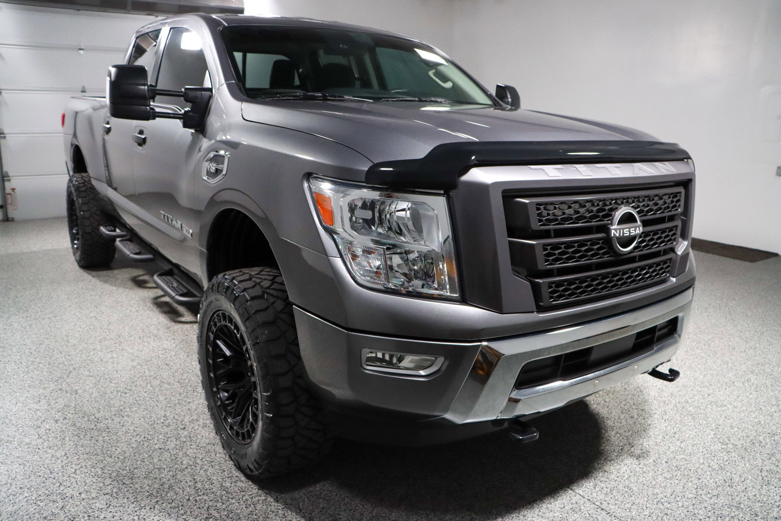 Used 2023 Nissan Titan SV image 5