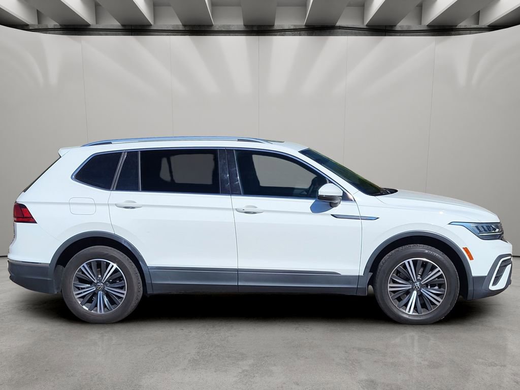 Used 2022 Volkswagen Tiguan SE w/ Panoramic Sunroof Package FWD image 4