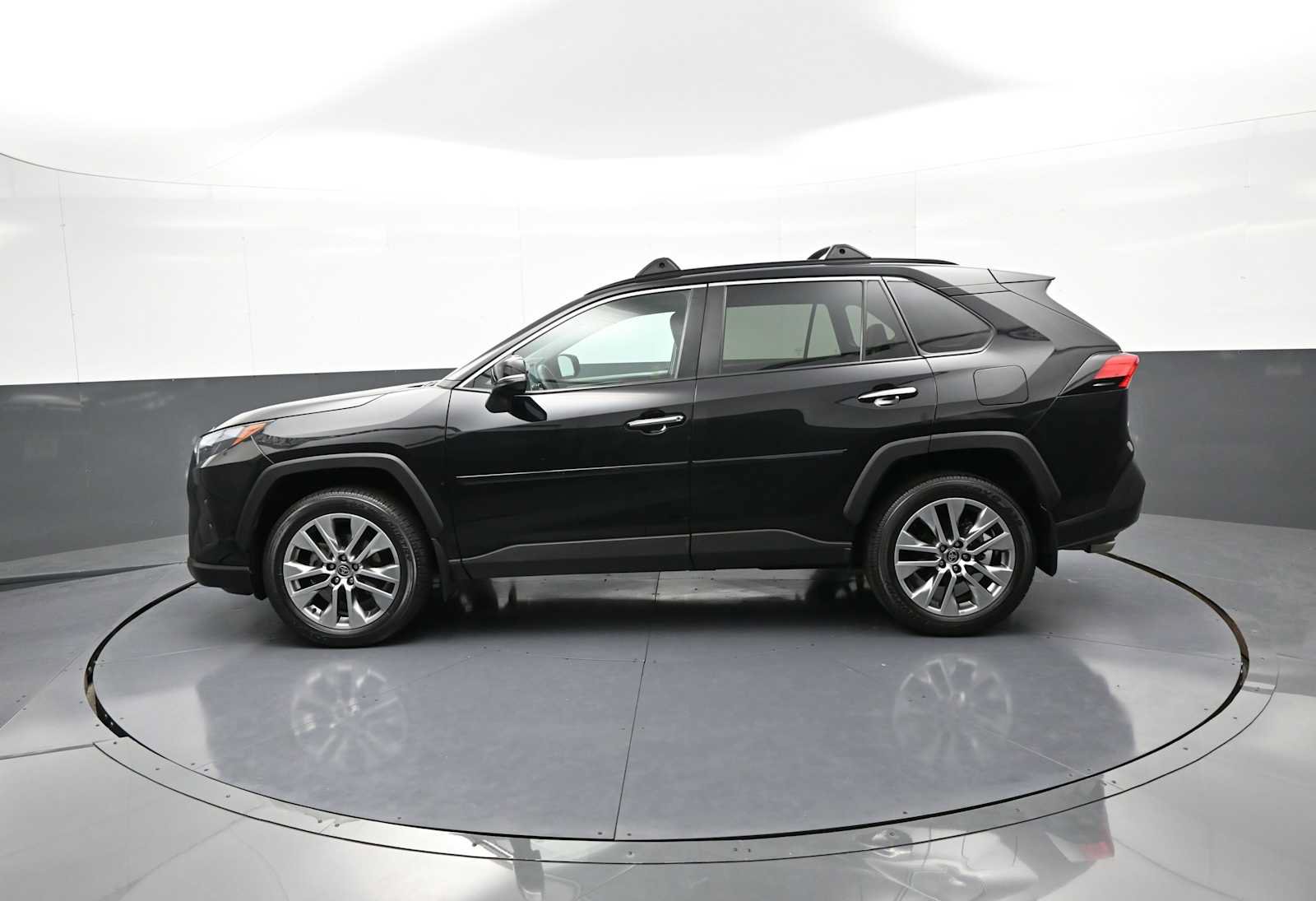 Used 2022 Toyota RAV4 Limited AWD/4WD image 9