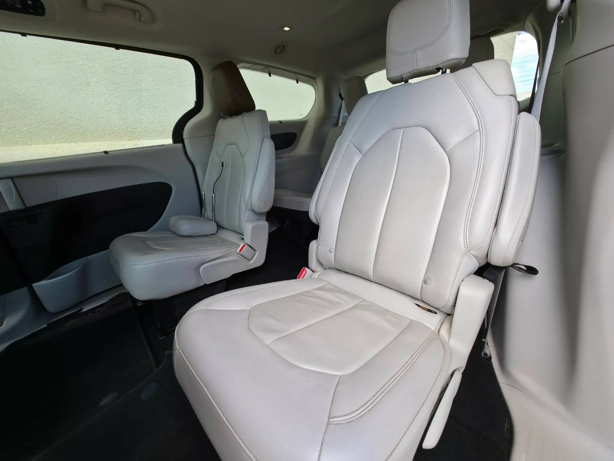 Used 2017 Chrysler Pacifica Touring-L FWD image 11