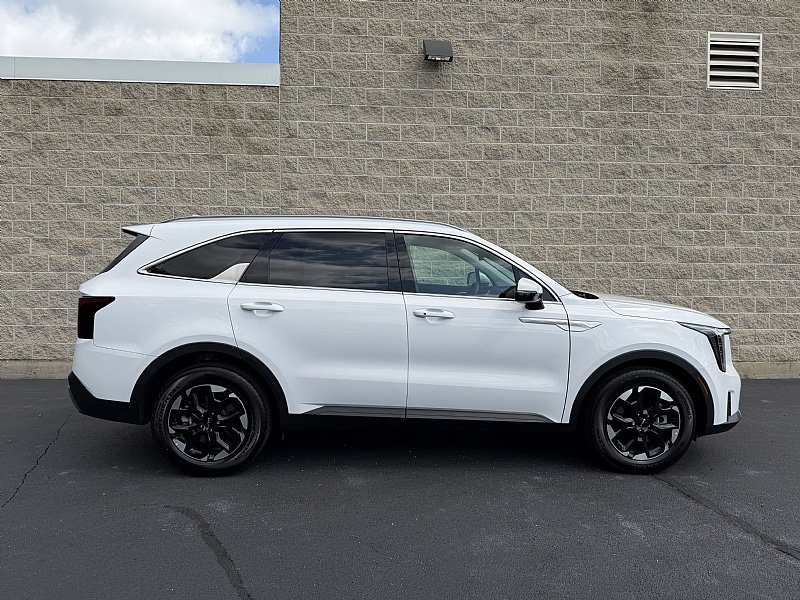 Used 2025 Kia Sorento S w/ Panoramic Sunroof Package FWD image 2
