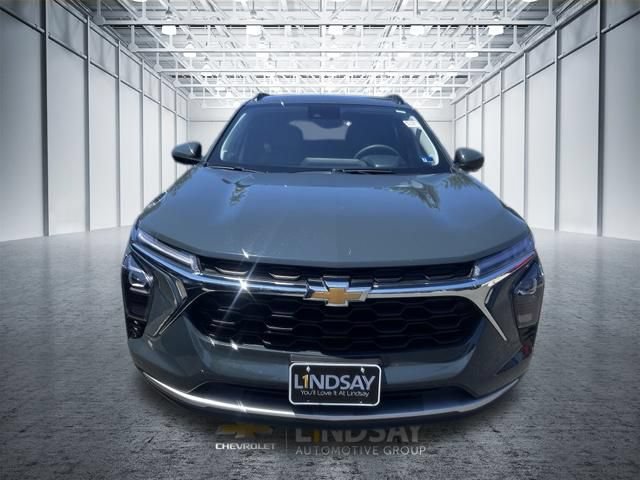 Used 2025 Chevrolet Trax LT FWD image 3