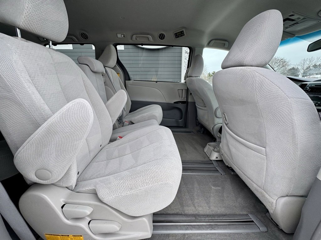 Used 2014 Toyota Sienna LE image 19