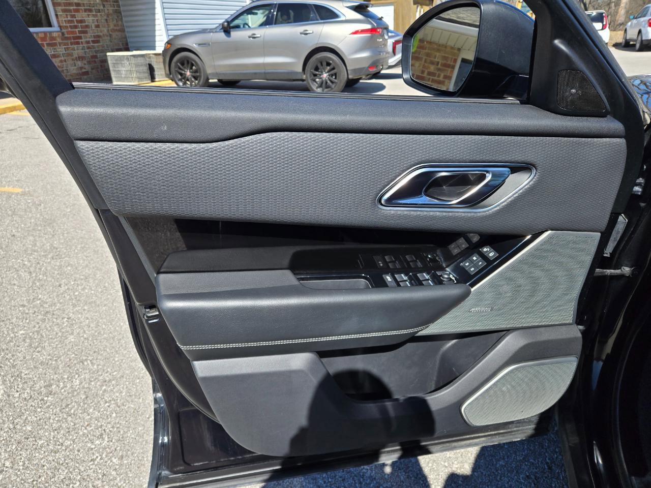 Used 2018 Land Rover Range Rover Velar R-Dynamic SE image 18