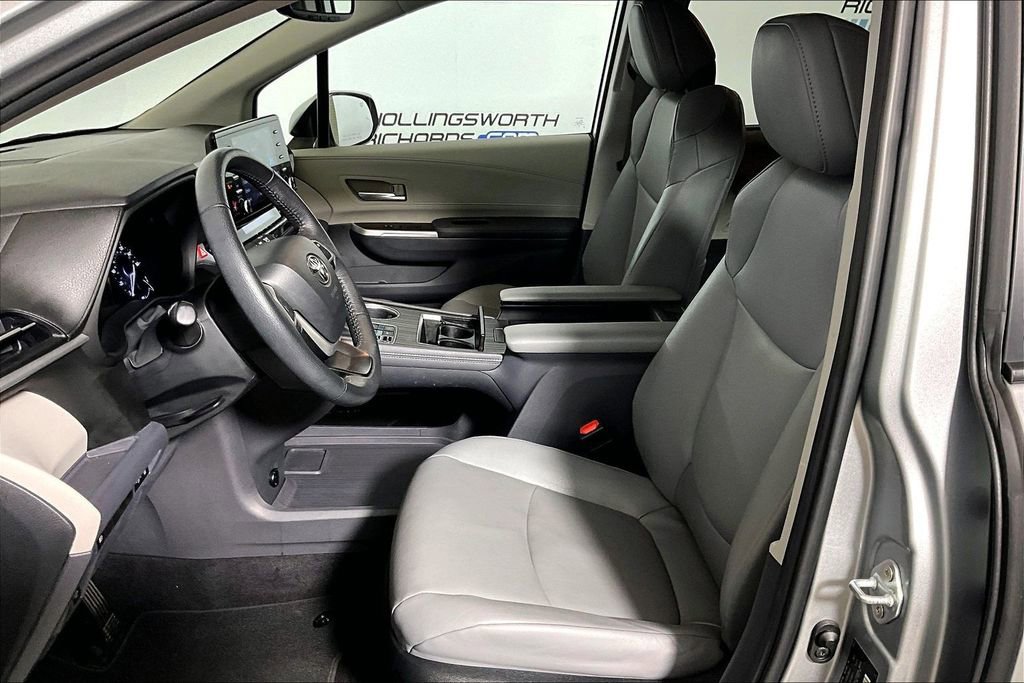 Used 2023 Toyota Sienna XLE FWD image 20