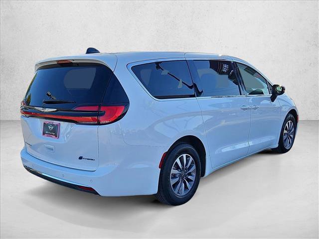 Used 2024 Chrysler Pacifica Select image 5