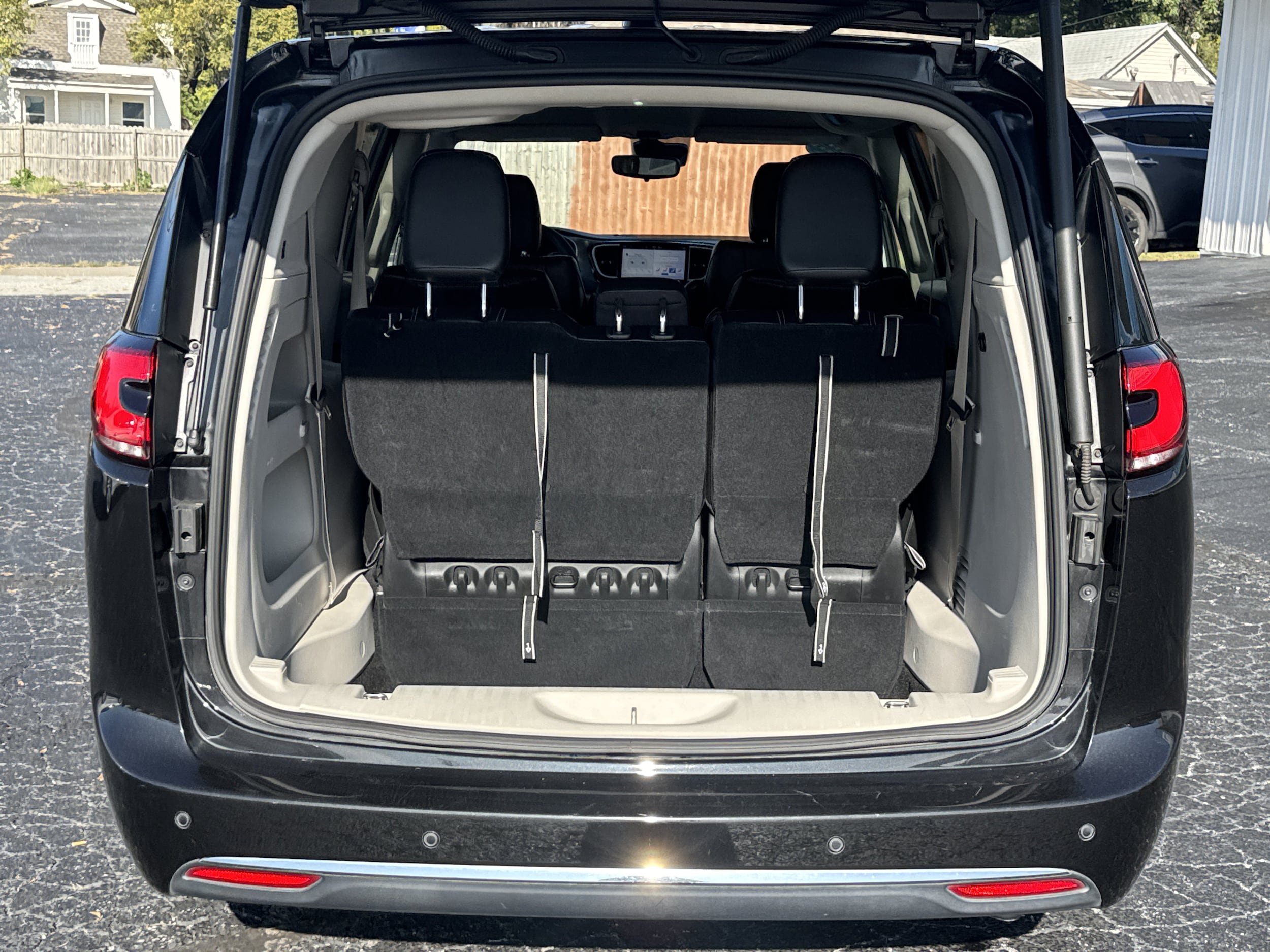 Used 2024 Chrysler Pacifica Touring-L FWD image 8