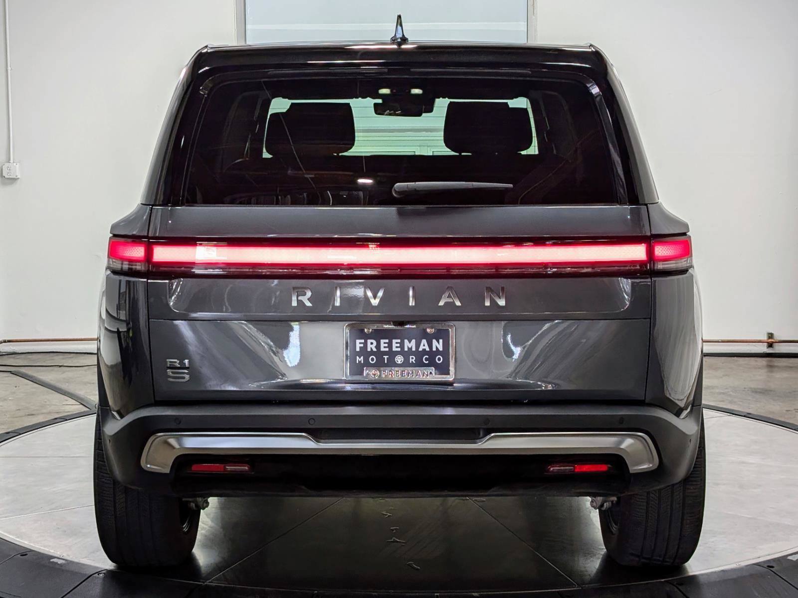 Used 2025 Rivian R1S Adventure AWD/4WD image 8