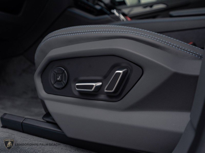 Used 2025 Lamborghini Urus SE AWD/4WD image 16