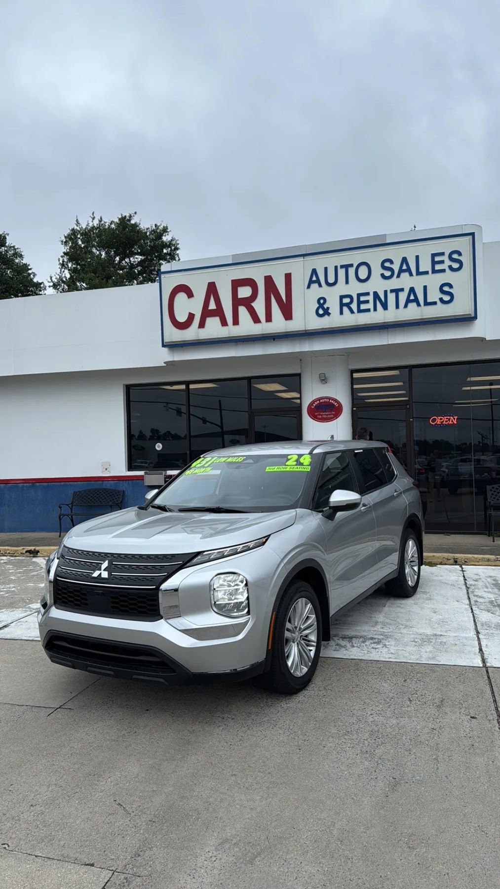 Used 2024 Mitsubishi Outlander ES image 1