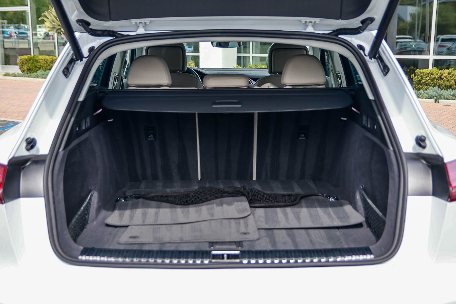 Used 2024 Audi Q8 e-tron Premium Plus image 30