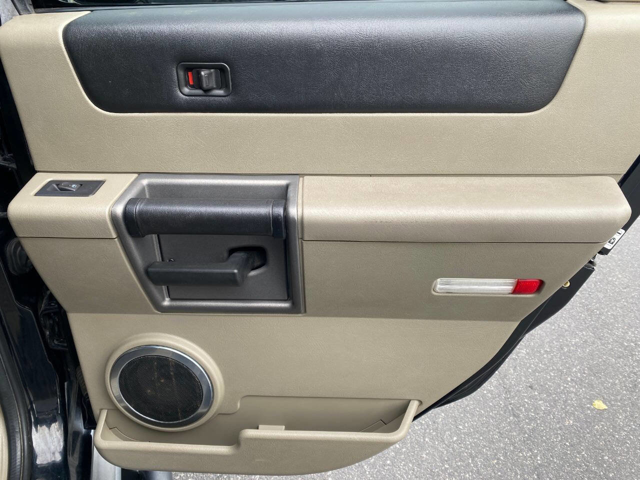 Used 2003 HUMMER H2 w/ Preferred Equipment Group image 30