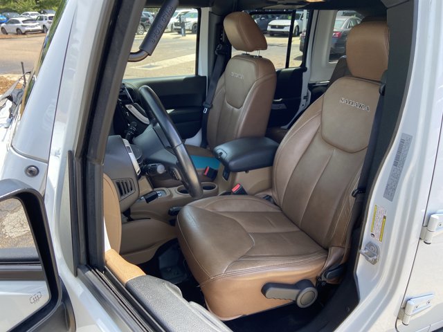 Used 2017 Jeep Wrangler Unlimited Sahara w/ Connectivity Group AWD/4WD image 18