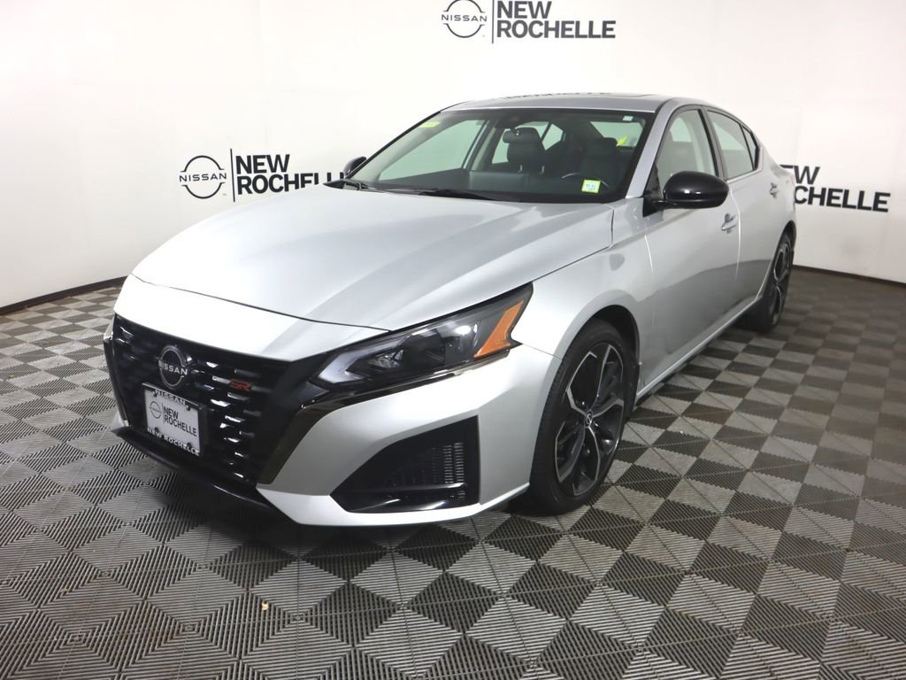 Used 2023 Nissan Altima 2.5 SR w/ SR Premium Package AWD/4WD image 3
