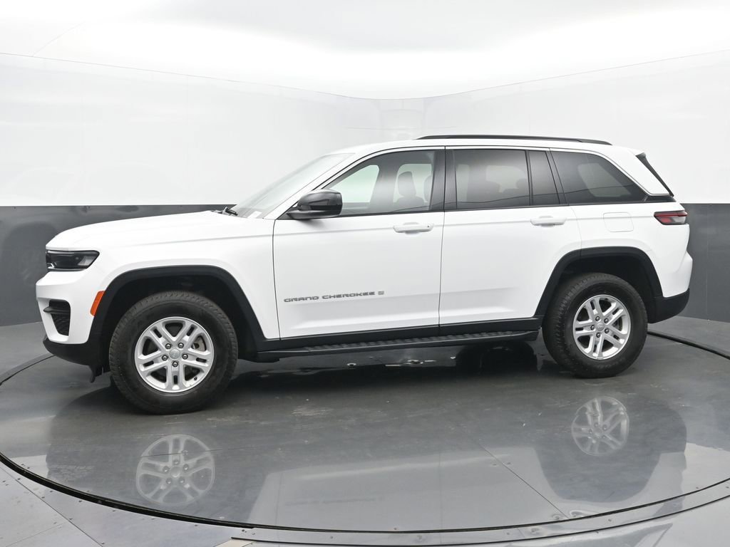 Used 2024 Jeep Grand Cherokee Laredo image 2